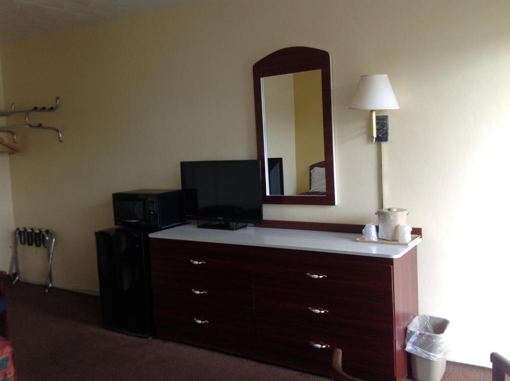 Economy Inn Окичоби Екстериор снимка