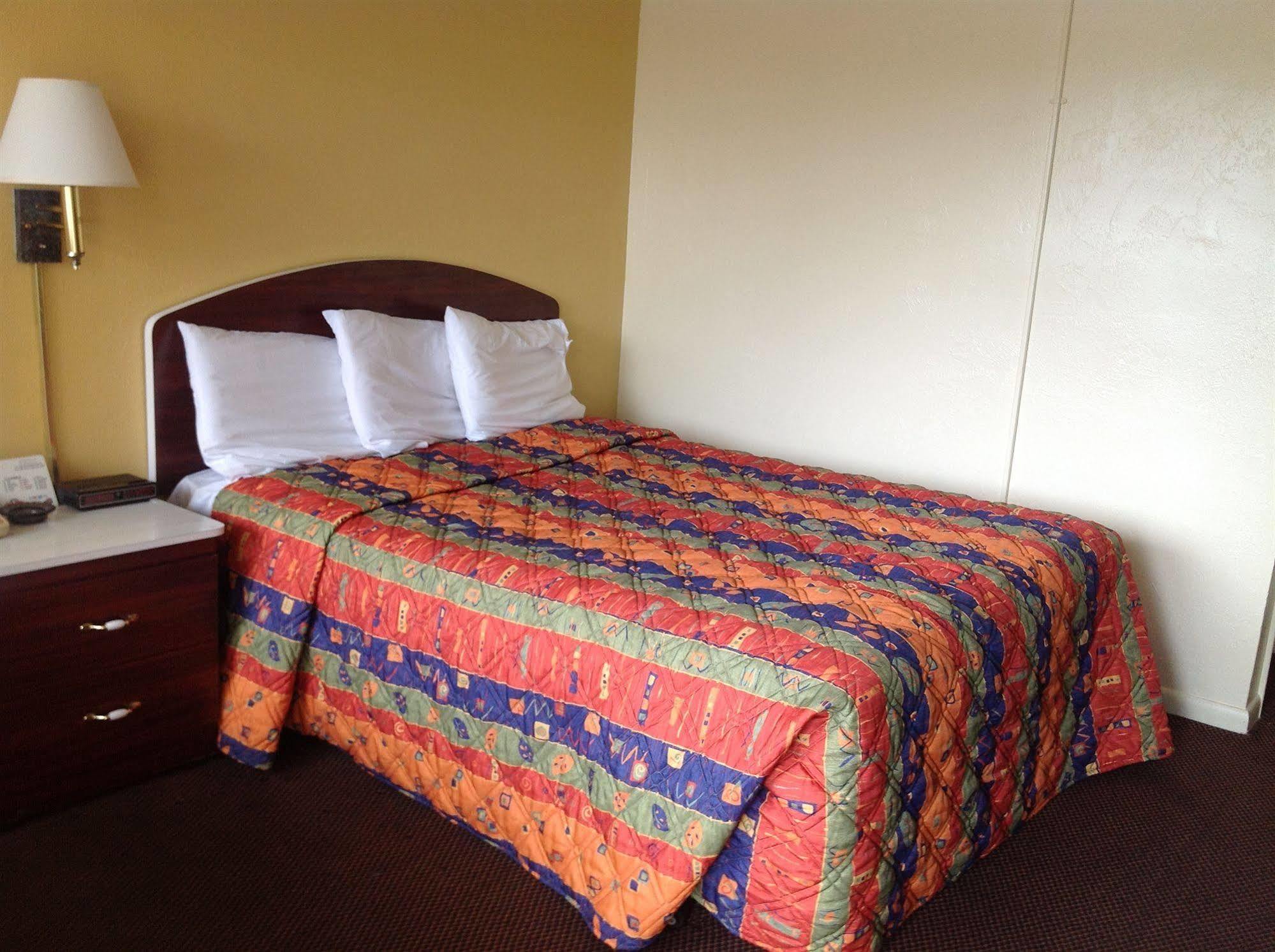 Economy Inn Окичоби Екстериор снимка