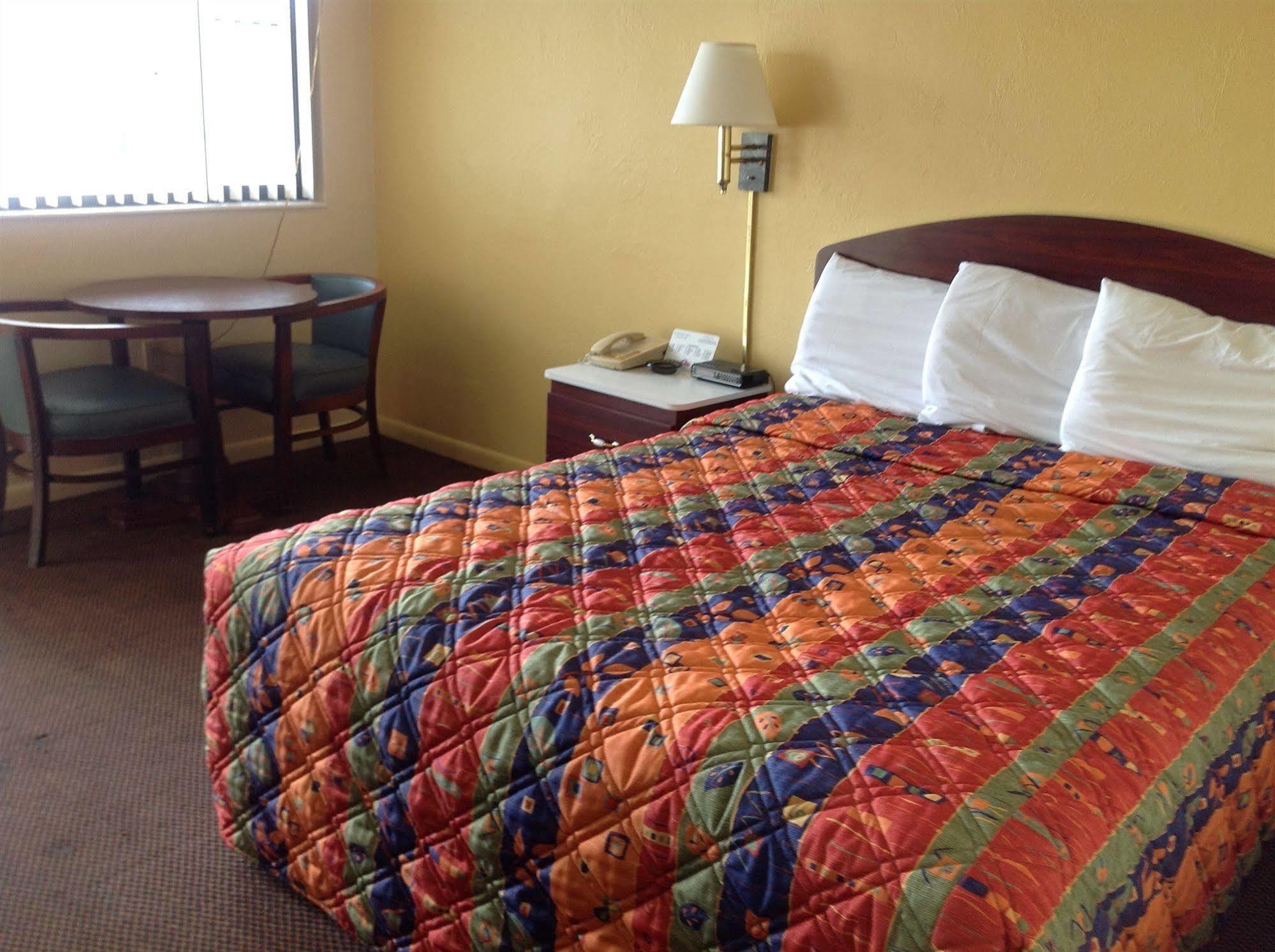 Economy Inn Окичоби Екстериор снимка