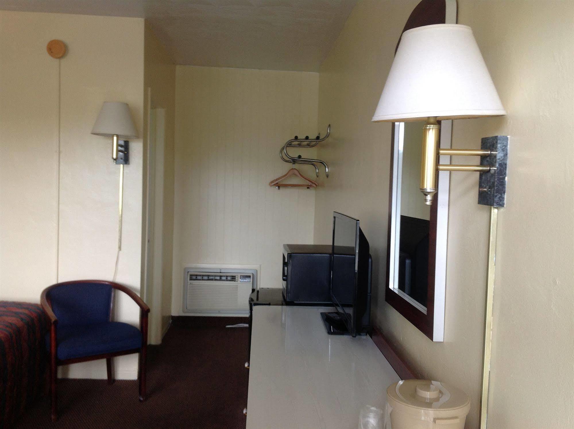 Economy Inn Окичоби Екстериор снимка